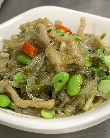 饮食服务集团新品研发小组研发新菜品